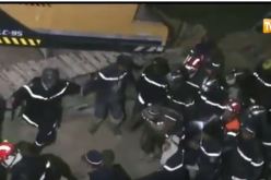 بالفيديو.. شاهدوا لحظة إستخراج ونقل جثة “عياش” رحمه الله وسط تكبيرات الحاضرين