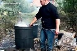 مهندس يتحدى البطالة بطهي وتحضير الزيتون بالطريقة التقليدية