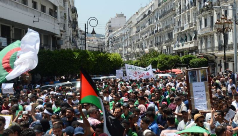 الطلبة ينزلون إلى الشارع بشعار «عربي قبايلي خاوة خاوة» 