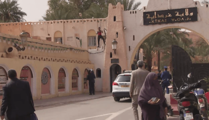 مواطن يحاول الإنتحار حرقاً من فوق مقر ولاية غرداية والوالي يتدخل!