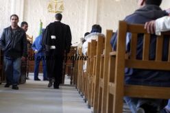 شاب يعتدي على زوجته الحامل بفأس بعدما ضبطته متلبسا بخيانتها!