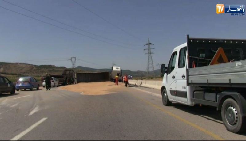 بالفيديو.. انقلاب شاحنة محملة بالقمح الصلب بالطريق السيار شرق-غرب