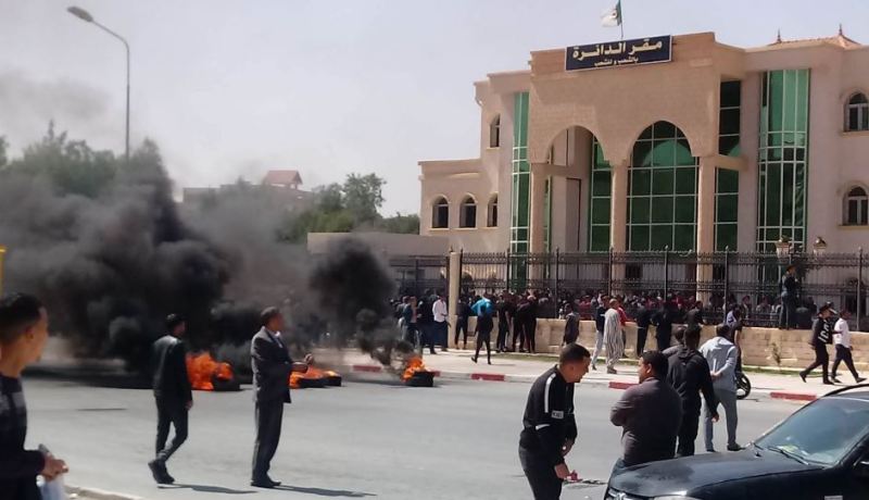 المسيلة مدينة مشلولة… واحتجاجات أمام مقرّي البلدية والدائرة بسبب السكن