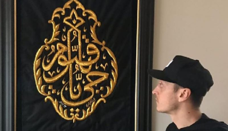 منزل أوزيل يتزين بـ”كسوة الكعبة” في لندن !