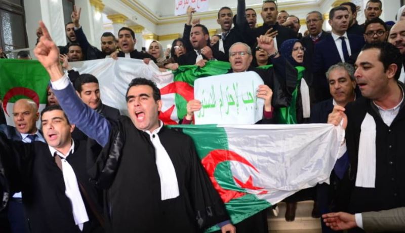 محامون يتظاهرون أمام محكمة سيدي امحمد احتجاجا على «العهدة الخامسة»