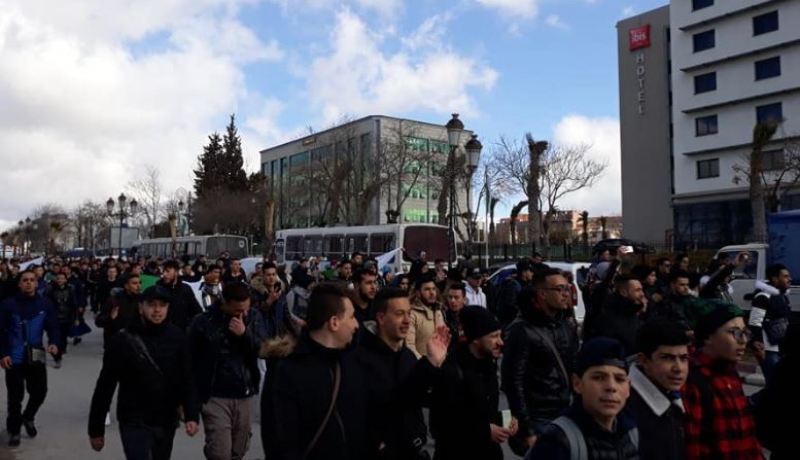 مئات الآلاف من الطلبة في مسيرات رفضا للعهدة الخامسة!