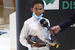 وائل حمديني.. صاحب 10 سنوات يخترع حذاءً ذكيا يحمي المكفوفين من الحوادث