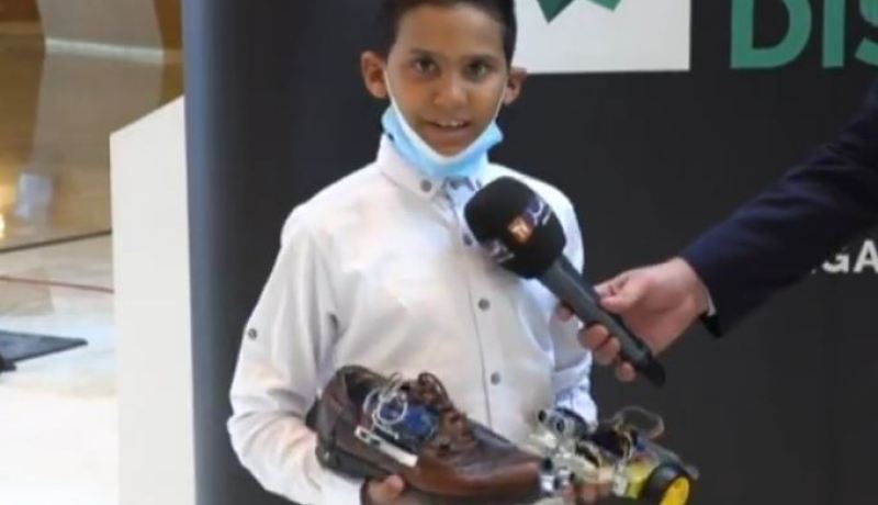 وائل حمديني.. صاحب 10 سنوات يخترع حذاءً ذكيا يحمي المكفوفين من الحوادث