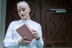 بعد أن شتمت الإسلام.. عميد مسجد باريس يستضيف الفتاة “ميلا” ويهديها القرآن