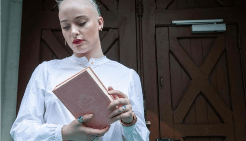 بعد أن شتمت الإسلام.. عميد مسجد باريس يستضيف الفتاة “ميلا” ويهديها القرآن