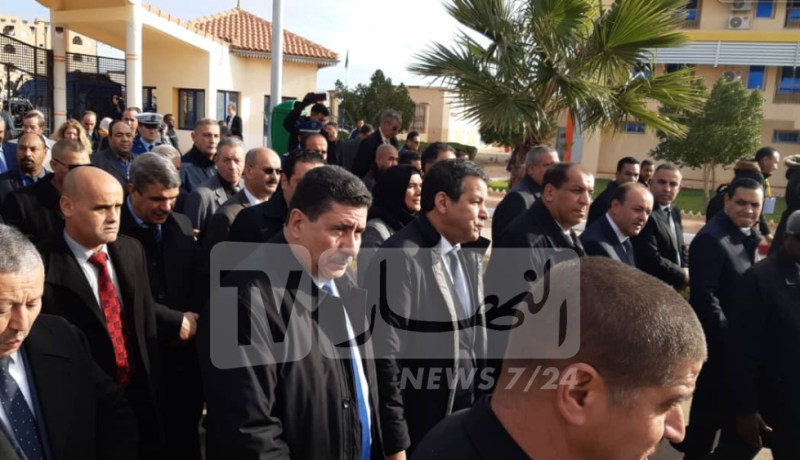 بالصور: وزراء الفلاحة والتجارة والموارد المائية يصلون للصالون الدولي للتمور في بسكرة