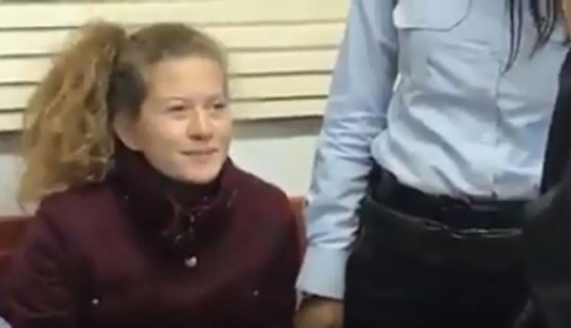 عهد التميمي تواصل تحدي الصهاينة بابتسامة في وجه سجّانيها