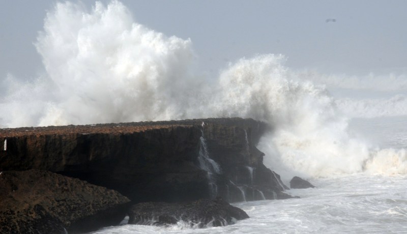 تنبيه من أمواج تصل إلى 5 أمتار على السواحل