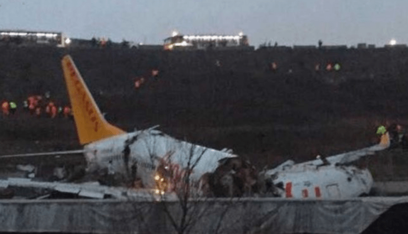 بالفيديو والصور.. تحطم طائرة بمطار إسطنبول ونجاة جميع الركاب
