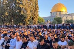 الفلسطينيون يؤدون صلاة عيد الفطر في المسجد الأقصى