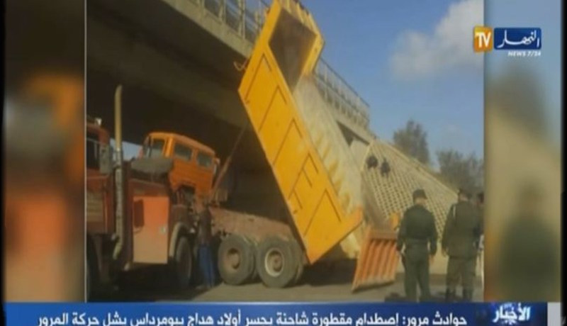 بالفيديو..أمر غريب حدث لشاحنة مقطورة ببومرداس