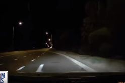 بالفيديو .. لحظة تحطم سيارة نام سائقها خلف المقود