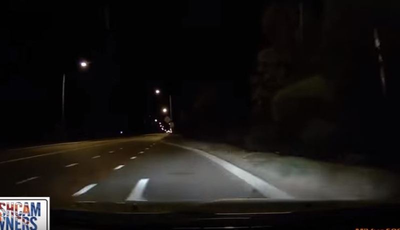 بالفيديو .. لحظة تحطم سيارة نام سائقها خلف المقود