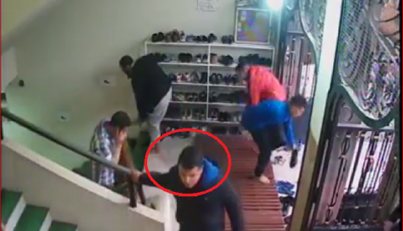 بالفيديو.. شاهد سارق احذية محترف في مسجد اسامة بن زيد في العلمة