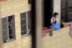 شاهد بالفيديو امرأة تريد إلقاء ابنها من الشرفة بسبب بكائه