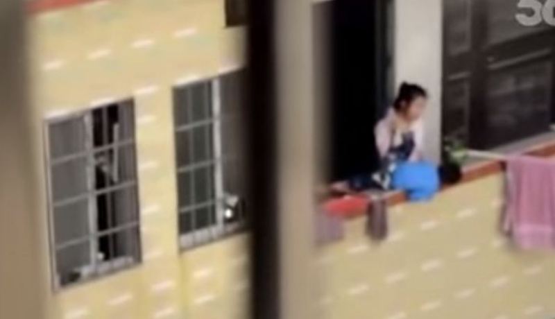 شاهد بالفيديو امرأة تريد إلقاء ابنها من الشرفة بسبب بكائه