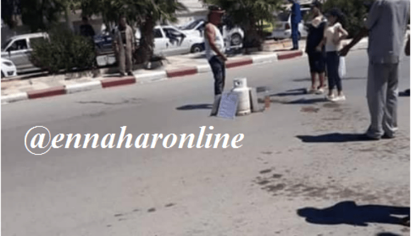 رب عائلة يحاول الانتحار حرقا بالبنزين رفقة أبنائه وزوجته بسبب «مافيا العقار» !