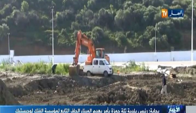 بالفيديو.. بلدية “تالة حمزه” تهدم جدار قطعة أرض استولى عليها ابن بوسطيلة في بجاية