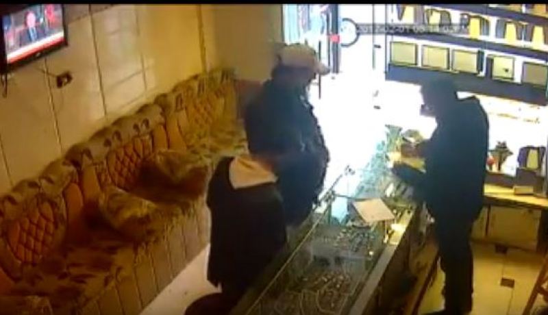 بالفيديو.. عصابة لصوص تسطو على محل مجوهرات ويطعنون صاحبه حتى الموت