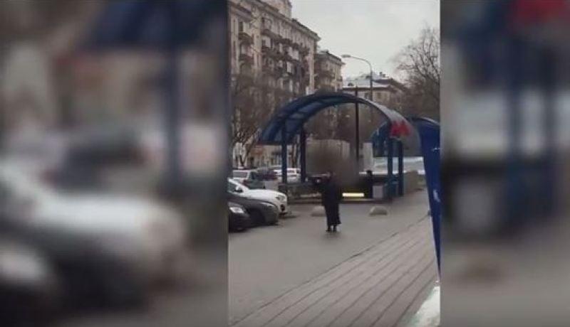 بالفيديو.. حاضنة تقطع رأس طفلة وتتجول به في شوارع موسكو