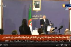 بالفيديو أحمد أويحيى يرد على صحفية التلفزيون الجزائري سألته باللهجة القبائلية