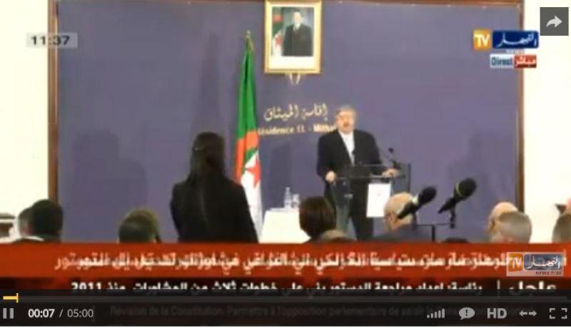 بالفيديو أحمد أويحيى يرد على صحفية التلفزيون الجزائري سألته باللهجة القبائلية