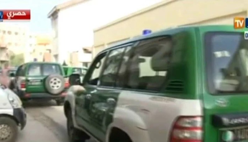 وصول حافلة نقل المساجين المتهمين في قضية الخليفة بنك من بينهم المتهم الرئيسي