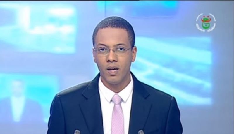 بالفيديو مقدم نشرة الثامنة في التلفزيون الجزائري يذرف الدموع على المباشر والسبب