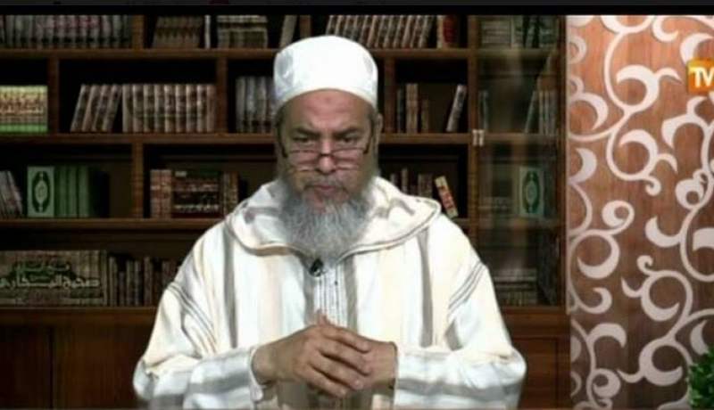 شاهد قصة الشيخ شمس الدين مع الفتاة المتبرجة في سيارة تاكسي