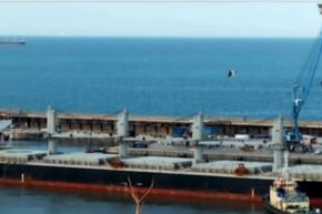 باخرة معبأة بالذرة تعلق بميناء سكيكدة