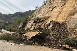 سقوط جدار جبلي قديم بمحطة القطار يعزل مشاتي بأكملها في سوق اهراس