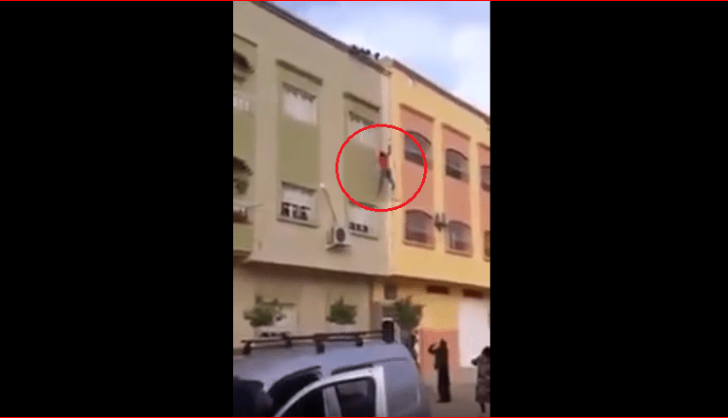 بالفيديو.. لحظة انتحار شاب من أعلى بناية