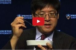 بالفيديو.. خبير يفي بوعده بأكل الحشرات بعد فوز ترامب