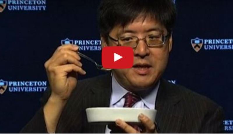 بالفيديو.. خبير يفي بوعده بأكل الحشرات بعد فوز ترامب