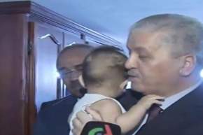 بالفيديو سلال يواصل خرجاته الطريفة وهذه المرة مع طفل صغير ..راك راضي علينا