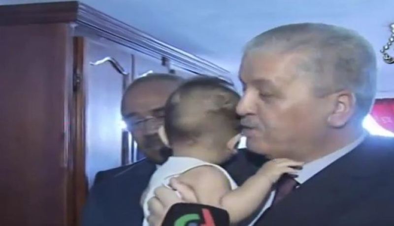 بالفيديو سلال يواصل خرجاته الطريفة وهذه المرة مع طفل صغير ..راك راضي علينا
