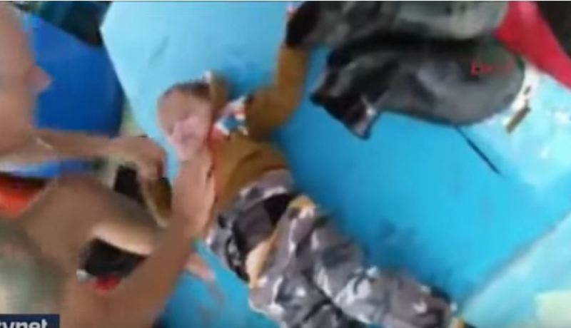 فيديو مؤثر لصياد تركي ينتشل طفلا سورياً يطفو على البحر
