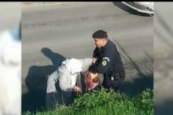 صور شرطي يساعد عجوز تشعل الفايسبوك في الجزائر