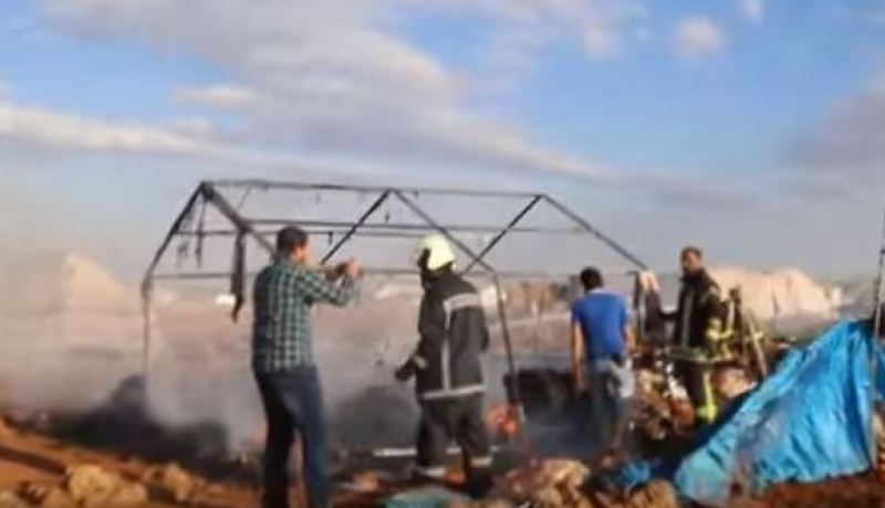 بالفيديو..  مقتل 28 شخصا فى غارات على مخيم لاجئين شمال سوريا