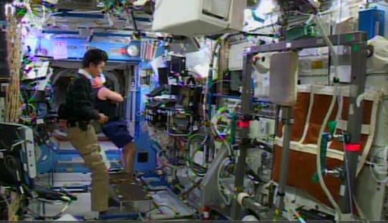 رواد الفضاء يقفون دقيقة صمت حدادا على ضحايا باريس على بعد 251 ميلا فوق الأرض