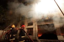 بنغلاديش: أكثر من 117 قتيلاً في حريق بمصنع ملابس