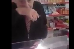 شاهد ماذا فعل مسن اسباني عندما سمع القرآن الكريم لأول مرة داخل محل