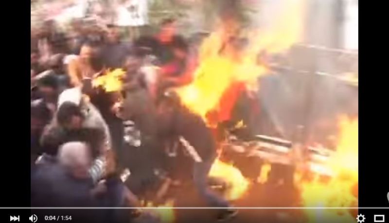 أرادوا حرق تمثال لرئيس الوزراء فوقعت الكارثة