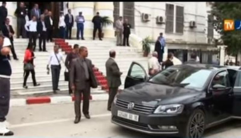 بالفيديو مغترب جزائري يعود إلى أرض الوطن فيجد نفسه محكوم عليه بالإعدام