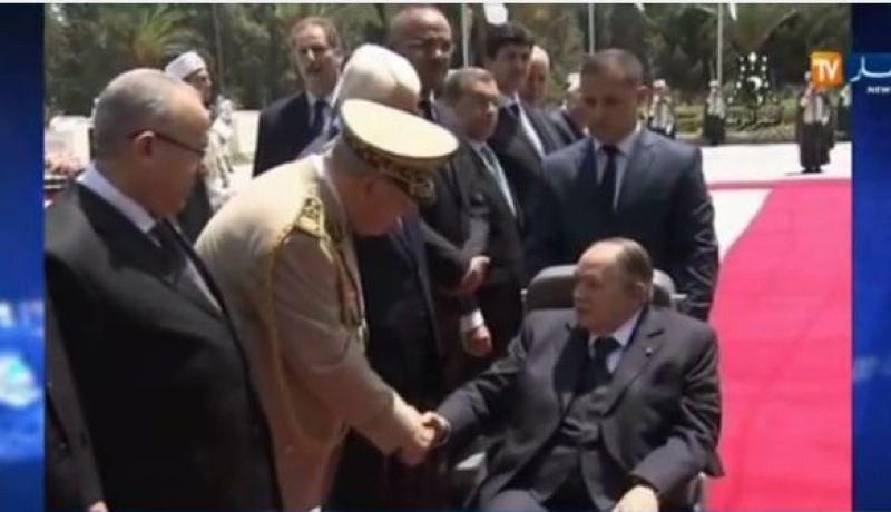 بعيدا عن البروتوكولات شاهد ما فعله بوتفليقة بقايد صالح